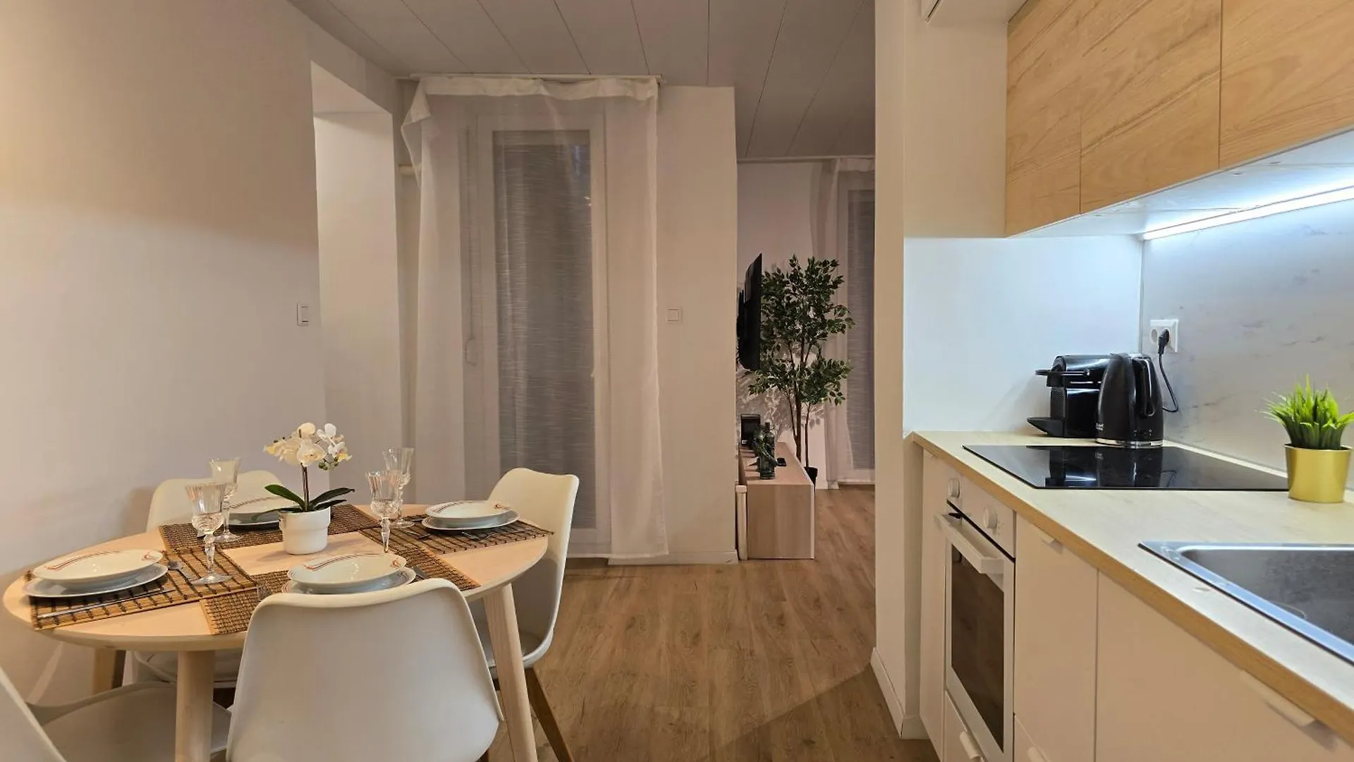 Metropolitan Tranquility Near Deli Railway Station Apartment Budapest Hungary
